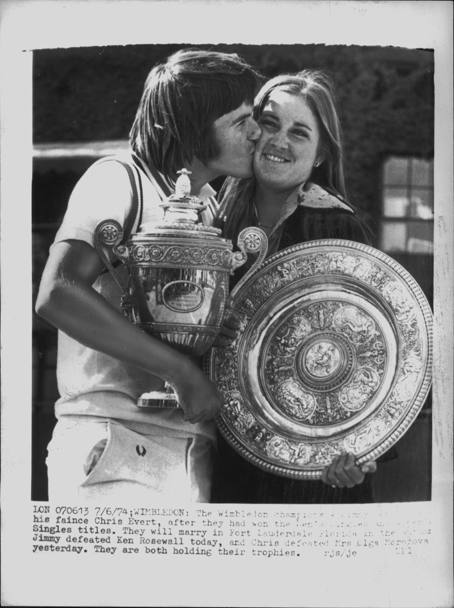 1974 anno di gloria per Jimmy Connors: vince Australian Open, Wimbledon e US Open. Nella foto Connors durante la premiazione di Wimbledon bacia la fidanzata Chris Evert a sua volta vincitrice del torneo femminile 